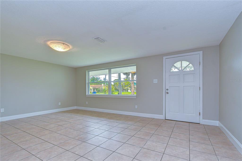 204 7th Street Southwest Ruskin, FL 33570 - Photo 3 of 20