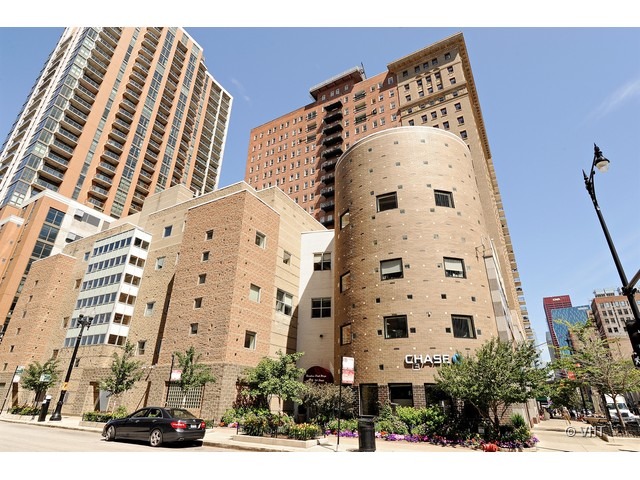 40 East 9th Street, Unit 804 Chicago, IL 60605 - Photo 1 of 16 front view of a building
