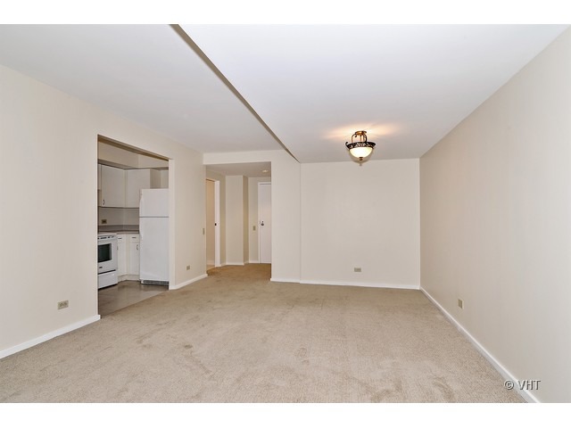 40 East 9th Street, Unit 804 Chicago, IL 60605 - Photo 4 of 16 a view of an empty room with a window
