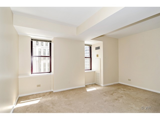 40 East 9th Street, Unit 804 Chicago, IL 60605 - Photo 6 of 16 a view of an empty room with a window