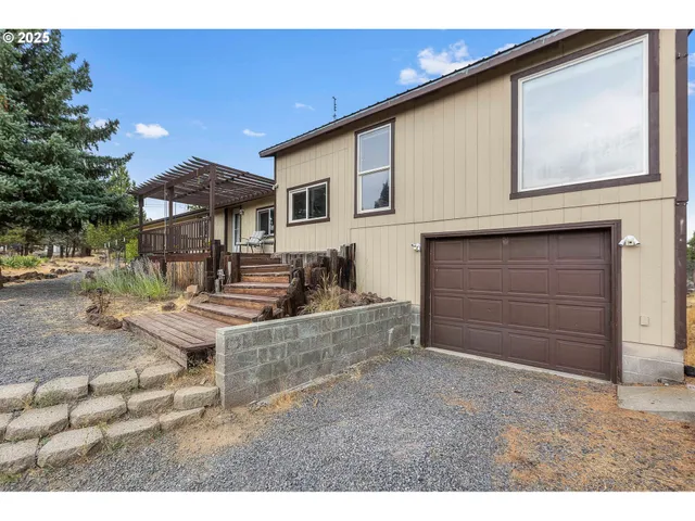 a view of a house with a yard and garage