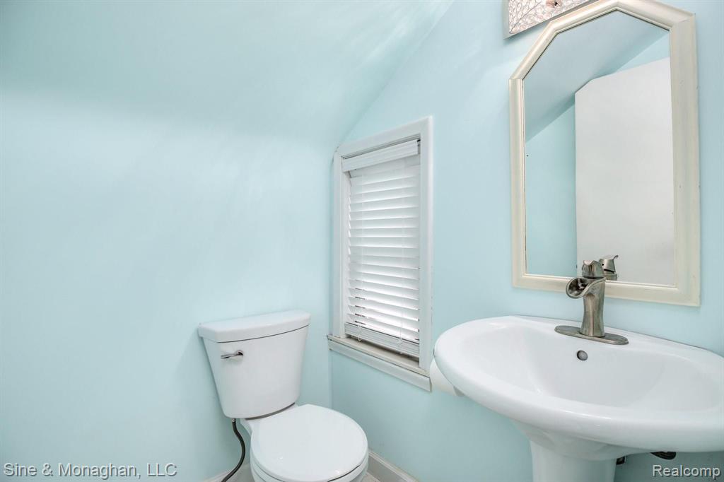 1624 Roslyn Road Grosse Pointe Woods, MI 48236 - Photo 24 of 31