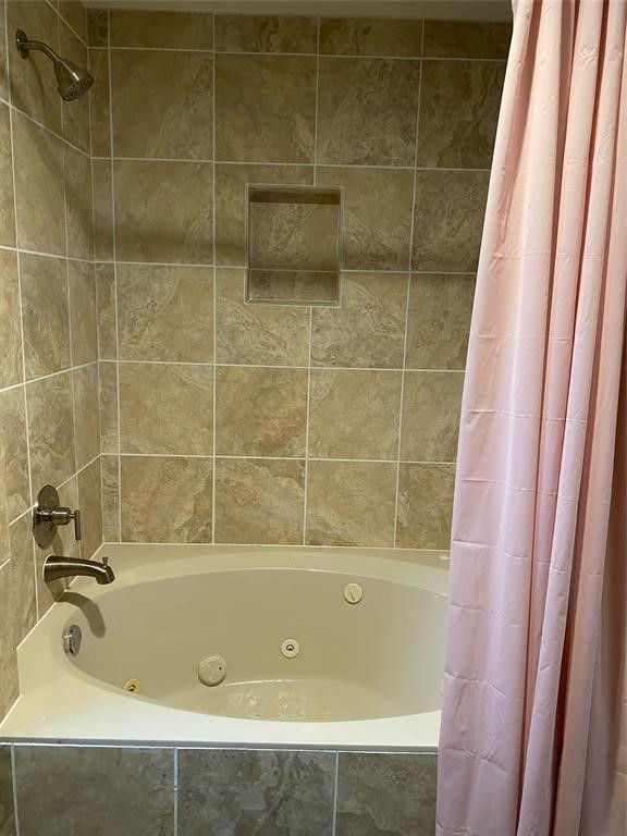 137 Road Runner Lane Bastrop, TX 78602 - Photo 18 of 18 a bathroom with a bathtub