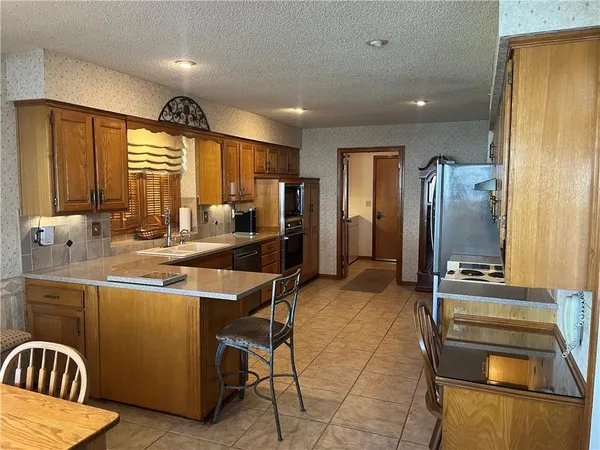 $435,000 | 11806 Craig Street, Overland Park, KS 66210