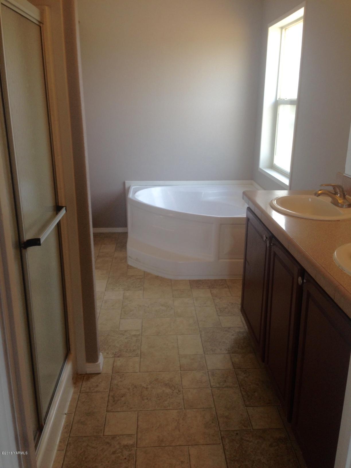 100 Ranger Road Naches, WA 98937 - Photo 8 of 10 a bathroom with a bathtub and sink