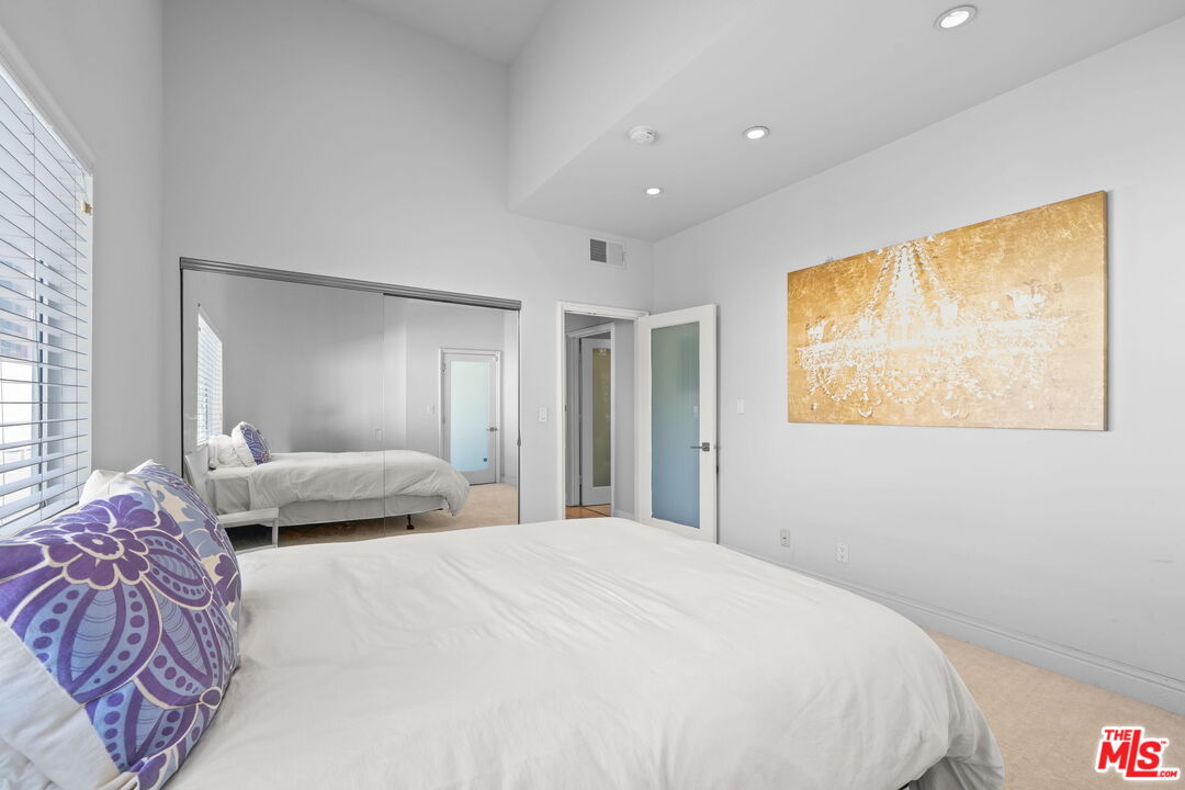 11822 Goshen Avenue, Unit 301 Los Angeles, CA 90049 - Photo 19 of 29 a bedroom with a large bed and a painting on the wall