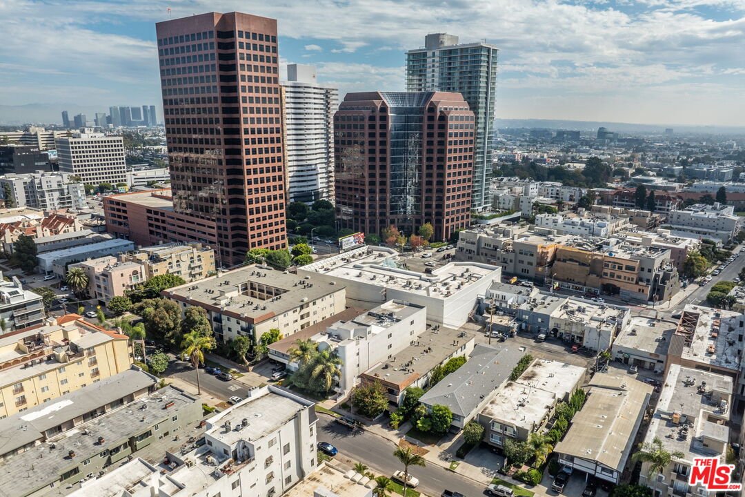 11822 Goshen Avenue, Unit 301 Los Angeles, CA 90049 - Photo 28 of 29 a view of a city