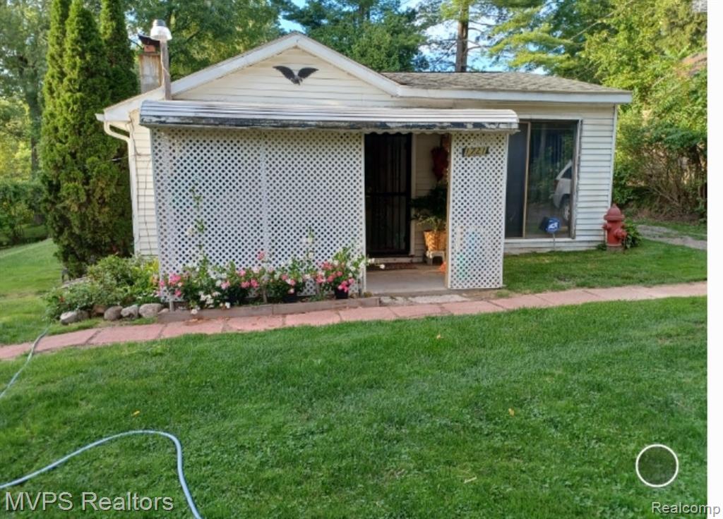 1721 Moffat Road Leonard, MI 48367 - Photo 1 of 38