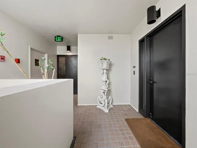 $1,000,000 | 1255 North Gulfstream Avenue, Unit 407, Sarasota, FL 34236