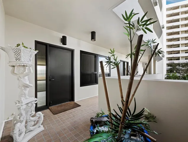 $1,000,000 | 1255 North Gulfstream Avenue, Unit 407, Sarasota, FL 34236