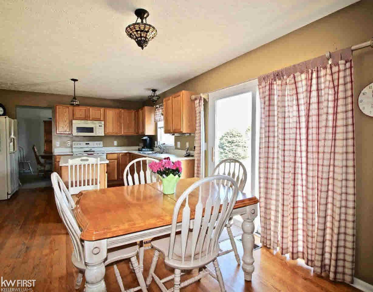 2477 Ridgewood Drive Howell, MI 48843 - Photo 5 of 53 21276147-4.JPG