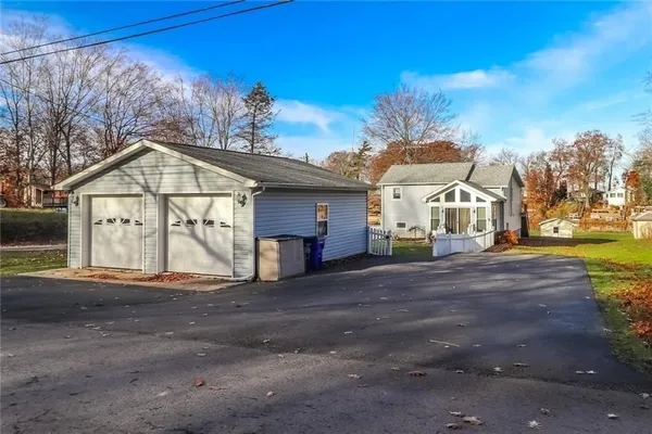 $299,900 | 13305 Lakeview Drive, Carlton, NY 14571