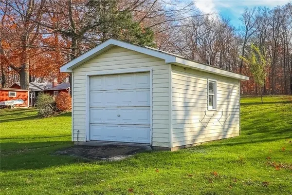 $299,900 | 13305 Lakeview Drive, Carlton, NY 14571