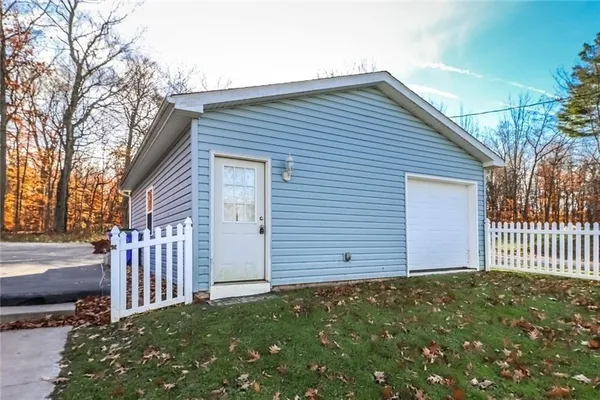 $299,900 | 13305 Lakeview Drive, Carlton, NY 14571