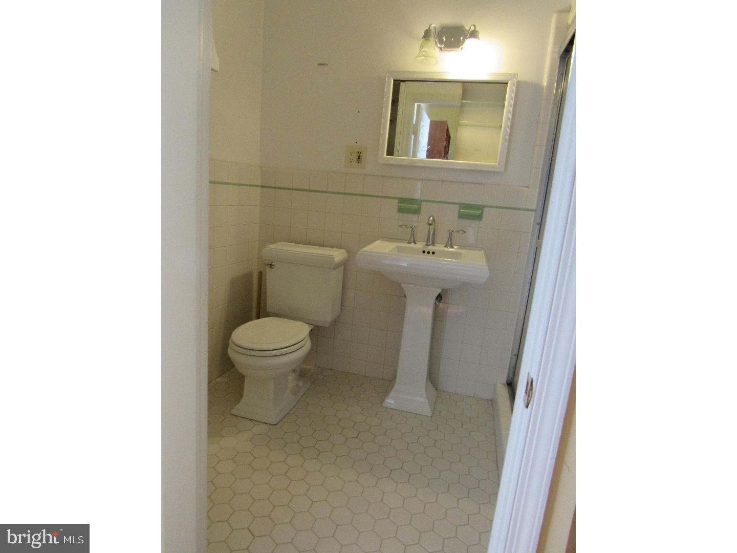 419 Quince Street Philadelphia, PA 19147 - Photo 27 of 31 3rd floor bath