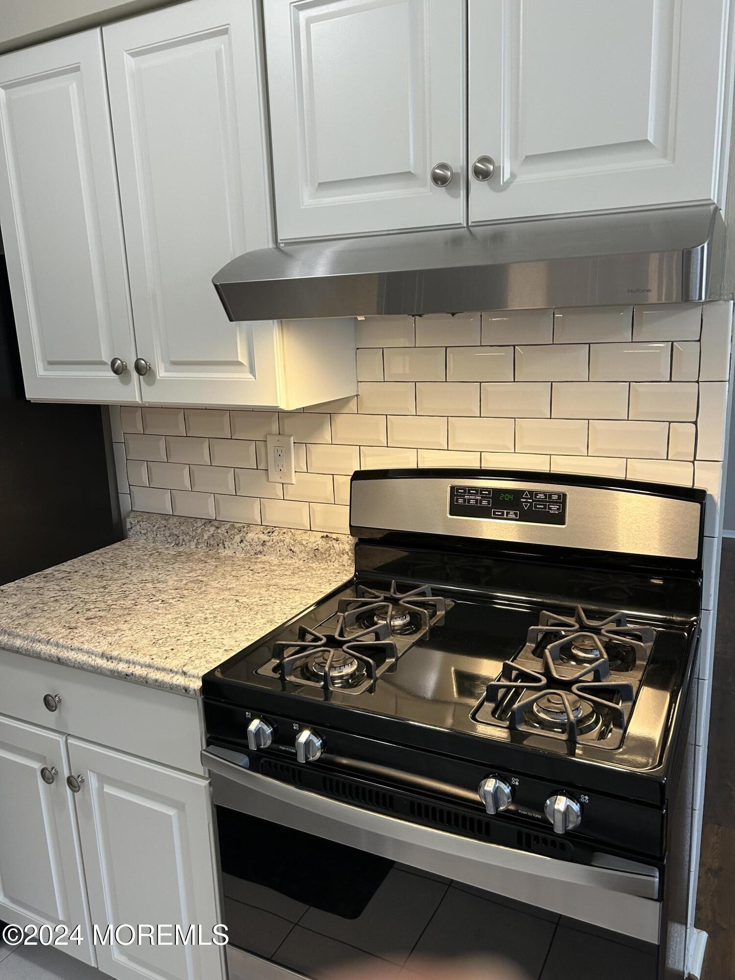 12 Manchester Court, Unit C Freehold, NJ 07728 - Photo 7 of 16 a close view of stove top oven
