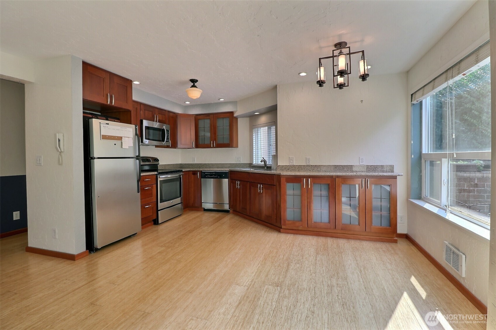 5642 California Avenue Southwest, Unit 1 Seattle, WA 98136 - Photo 7 of 23