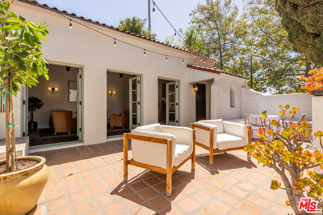 950 South Muirfield Road Los Angeles, CA 90019 - Photo 8 of 43