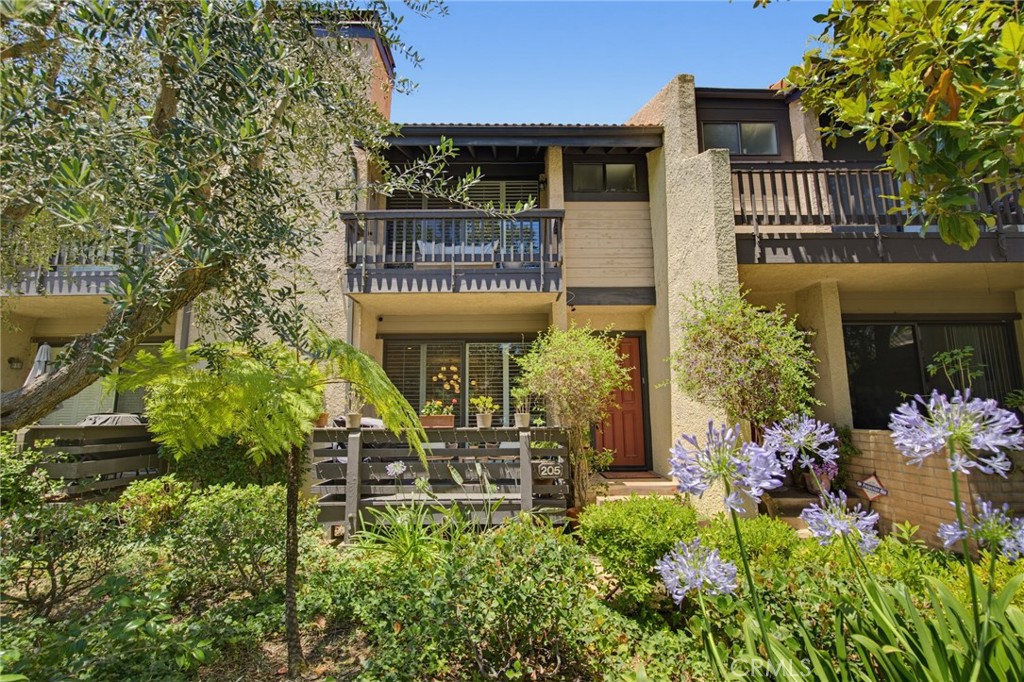 21901 Burbank Boulevard Woodland Hills, CA 91367 - Photo 29 of 30