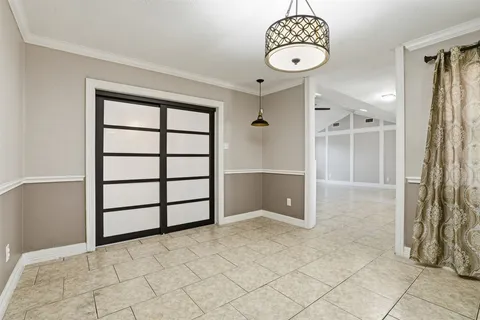 a view of a livingroom with a ceiling fan and hardwood floor