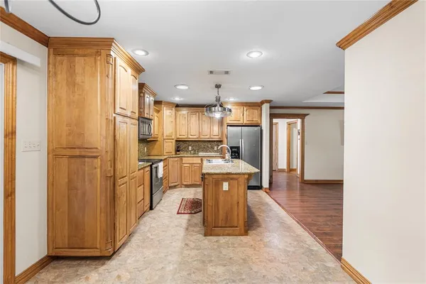 $988,650 | 7275 Leavenworth Trail, Mead, OK 73449