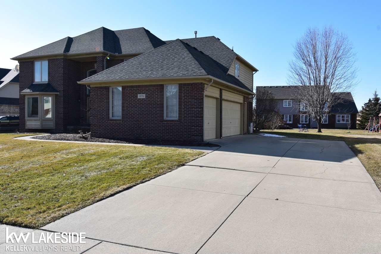 1076 Rochelle Park Drive Rochester Hills, MI 48309 - Photo 2 of 25