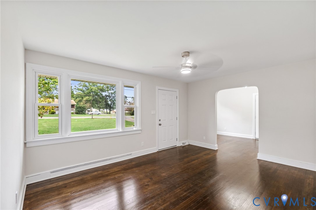 5317 River Road Petersburg, VA 23803 - Photo 2 of 19 Hardwood-finish flooring, a contemporary ceiling f