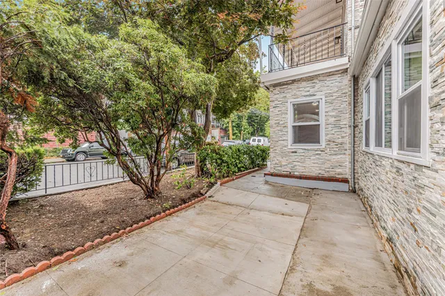 a view of a pathway with a house
