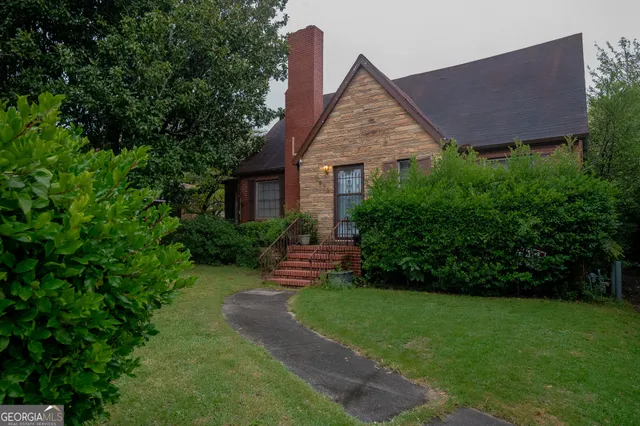 a view of a house with garden and yard