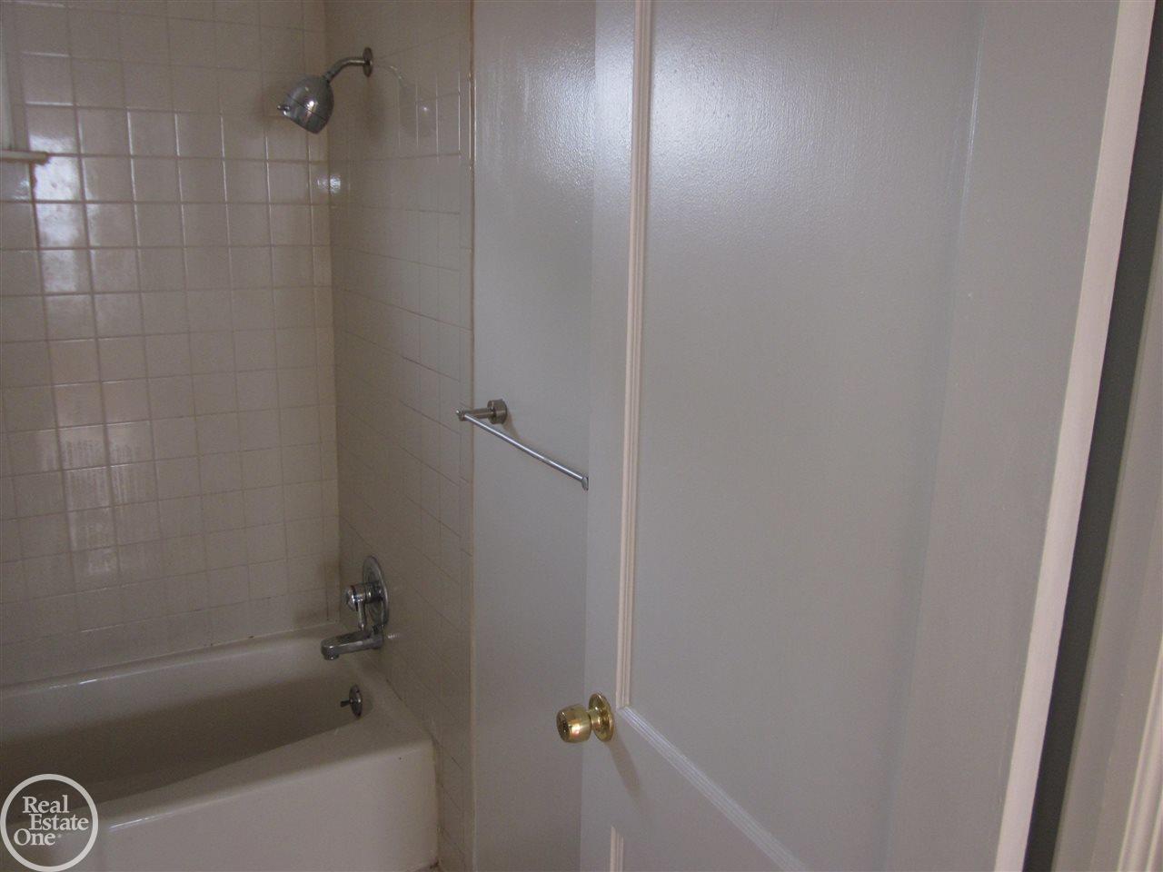 2222 Hampton Road Grosse Pointe, MI 48236 - Photo 12 of 25 31337422-11.JPG