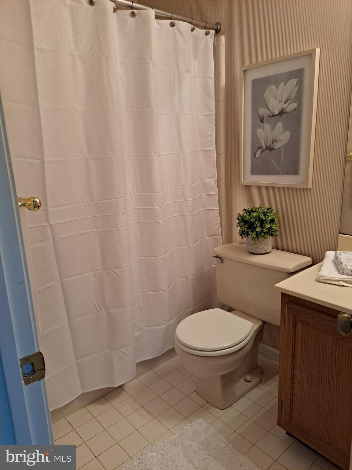 427 Eagle Road, Unit 14 Wayne, PA 19087 - Photo 15 of 21 2nd Floor Full Hall Bath