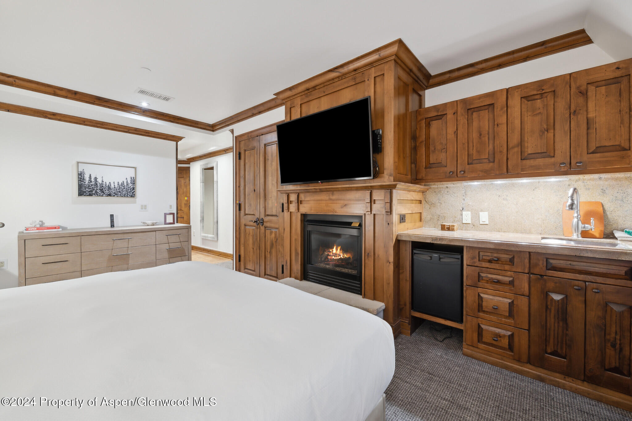 415 East Dean St Unit 46 Week 12 Aspen, CO 81611 - Photo 21 of 27 a spacious bedroom with a bed and a flat screen tv