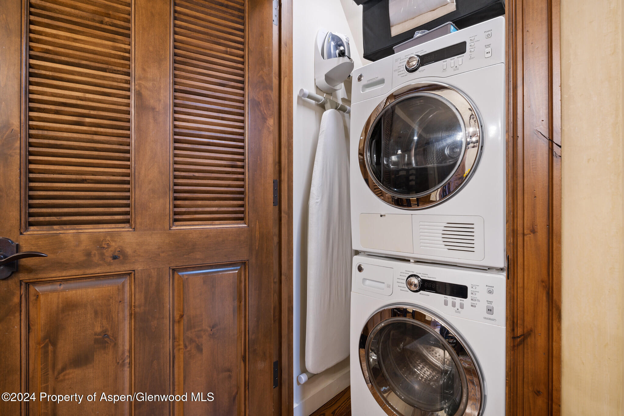 415 East Dean St Unit 46 Week 12 Aspen, CO 81611 - Photo 22 of 27 a view of a hallway with washer and dryer