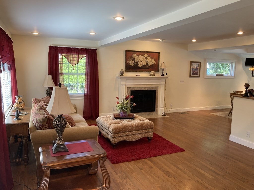 37 Craig Street Springfield, MA 01108 - Photo 4 of 26 Gallery Image 4