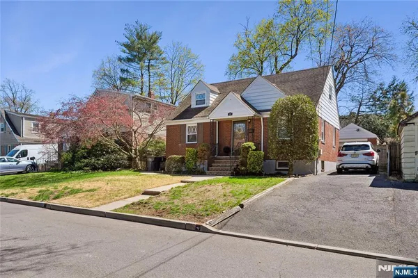 $569,900 | 182 Carlson Place, Bergenfield, NJ 07621
