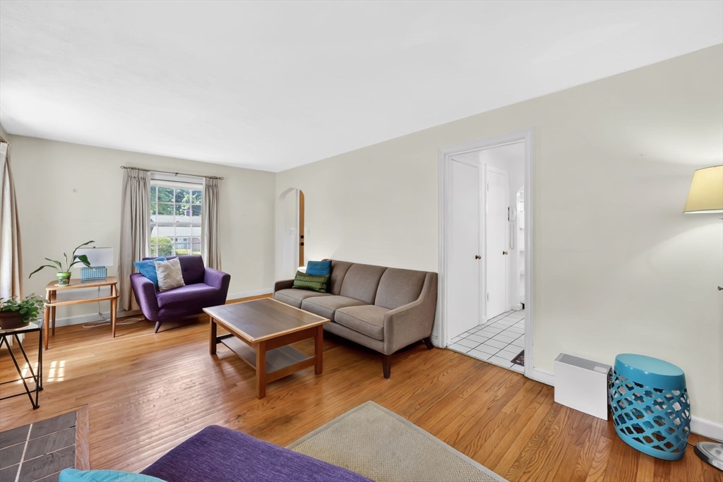 121 Benz Street Springfield, MA 01118 - Photo 8 of 40