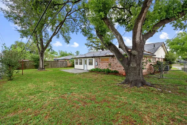 $450,000 | 1607 Buescher Drive, Houston, TX 77043