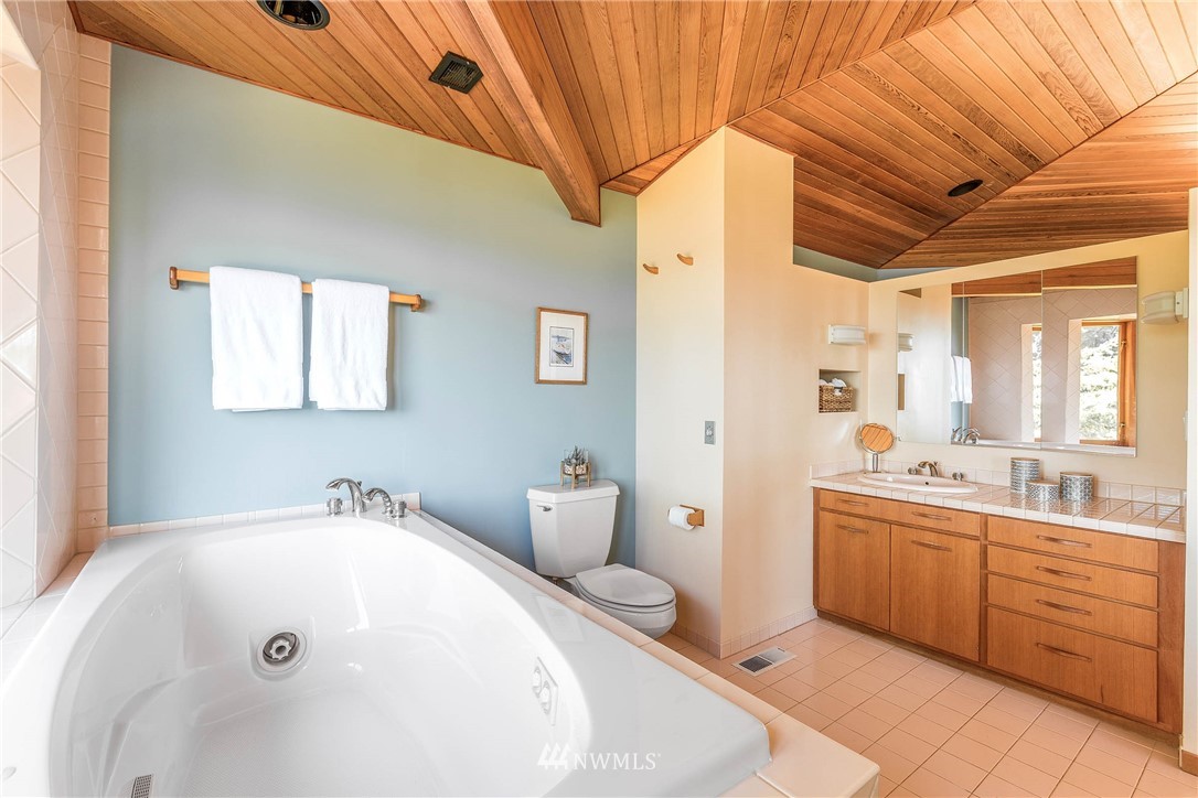 18937 Robinwood Road Southwest Vashon, WA 98070 - Photo 18 of 25 Gallery Image 18