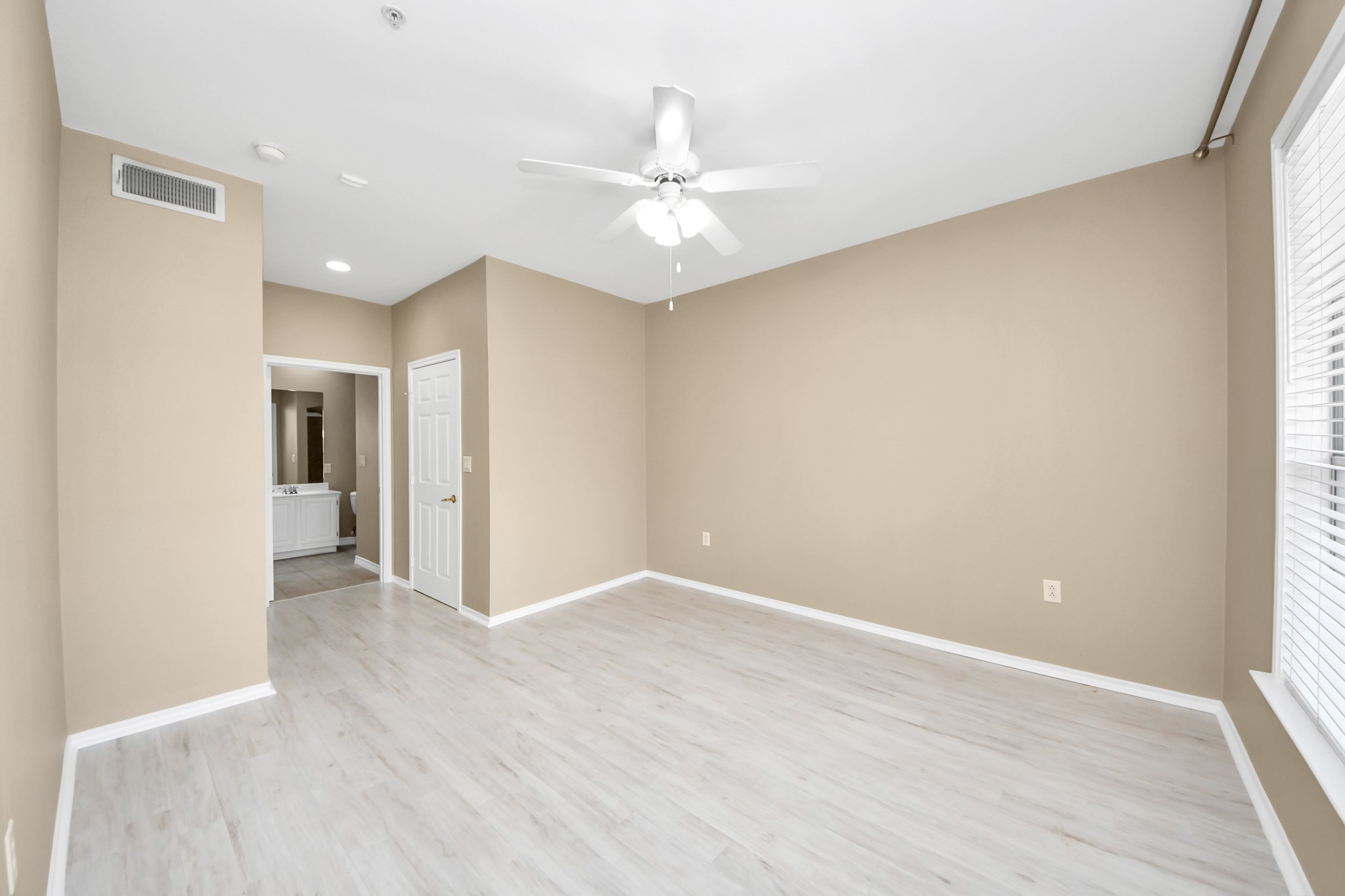 2400 McCue Road, Unit 333 Houston, TX 77056 - Photo 14 of 50 wooden floor in an empty room with a ceiling fan