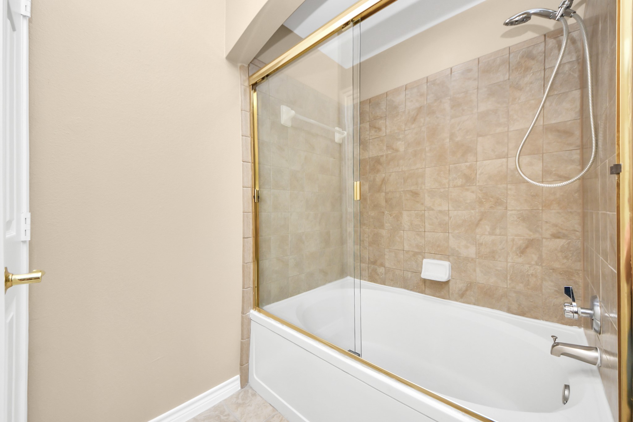 2400 McCue Road, Unit 333 Houston, TX 77056 - Photo 20 of 50 a bathroom with a white bath tub and a shower