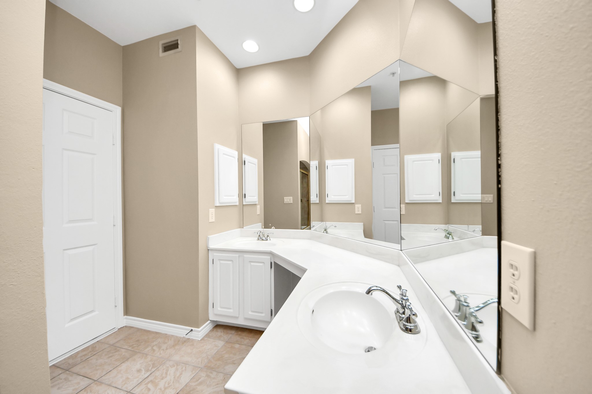 2400 McCue Road, Unit 333 Houston, TX 77056 - Photo 23 of 50 a bathroom with a tub sink and mirror