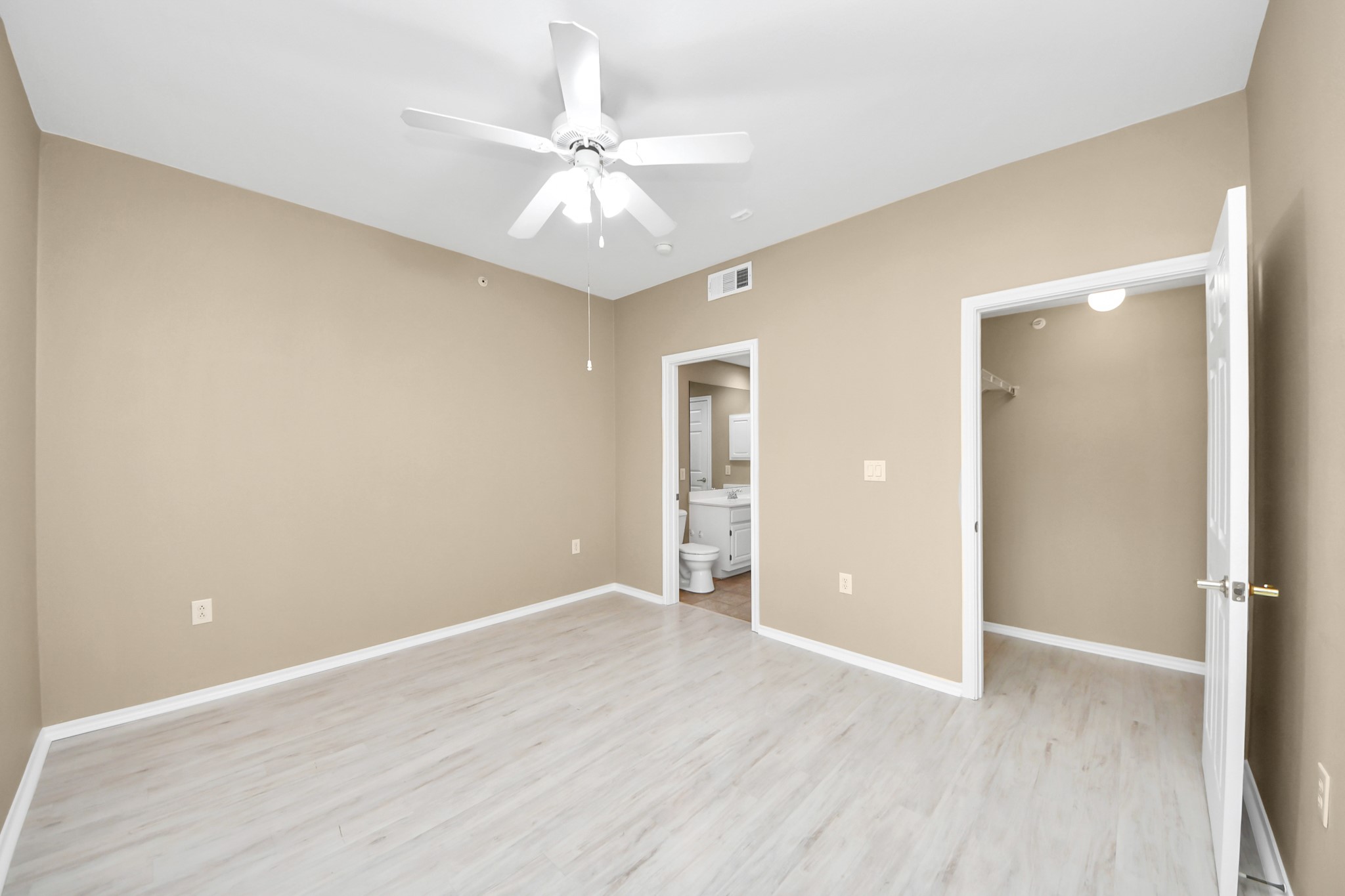 2400 McCue Road, Unit 333 Houston, TX 77056 - Photo 24 of 50 an empty room with wooden floor and fan chandelier