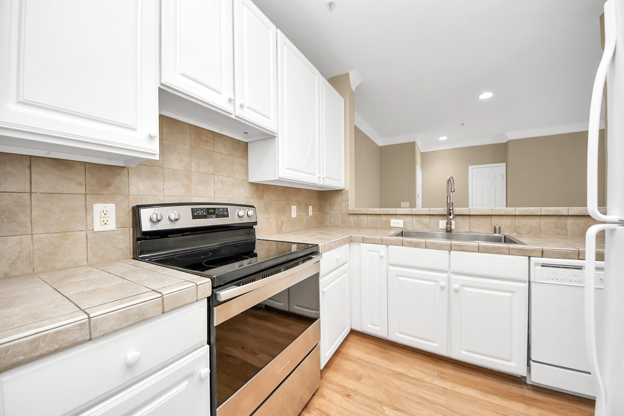 2400 McCue Road, Unit 333 Houston, TX 77056 - Photo 30 of 50 a kitchen with cabinets and white appliances