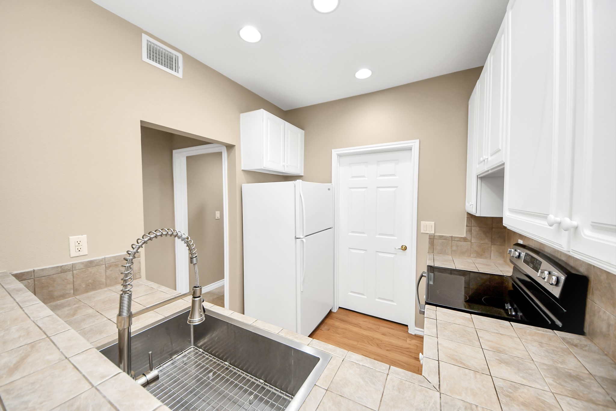 2400 McCue Road, Unit 333 Houston, TX 77056 - Photo 31 of 50 a spacious bathroom with a tub and a sink