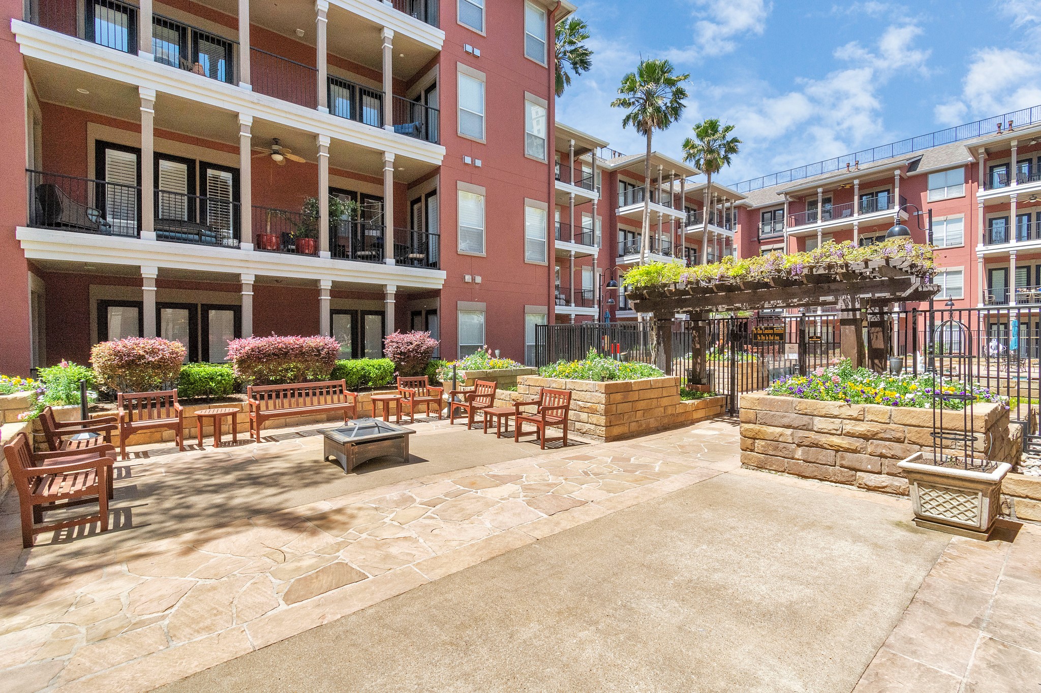 2400 McCue Road, Unit 333 Houston, TX 77056 - Photo 44 of 50 a view of a building with sitting area