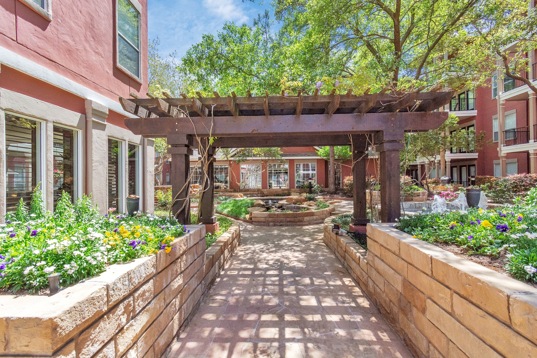 2400 McCue Road, Unit 333 Houston, TX 77056 - Photo 45 of 50 a view of a patio with table and chairs potted plants