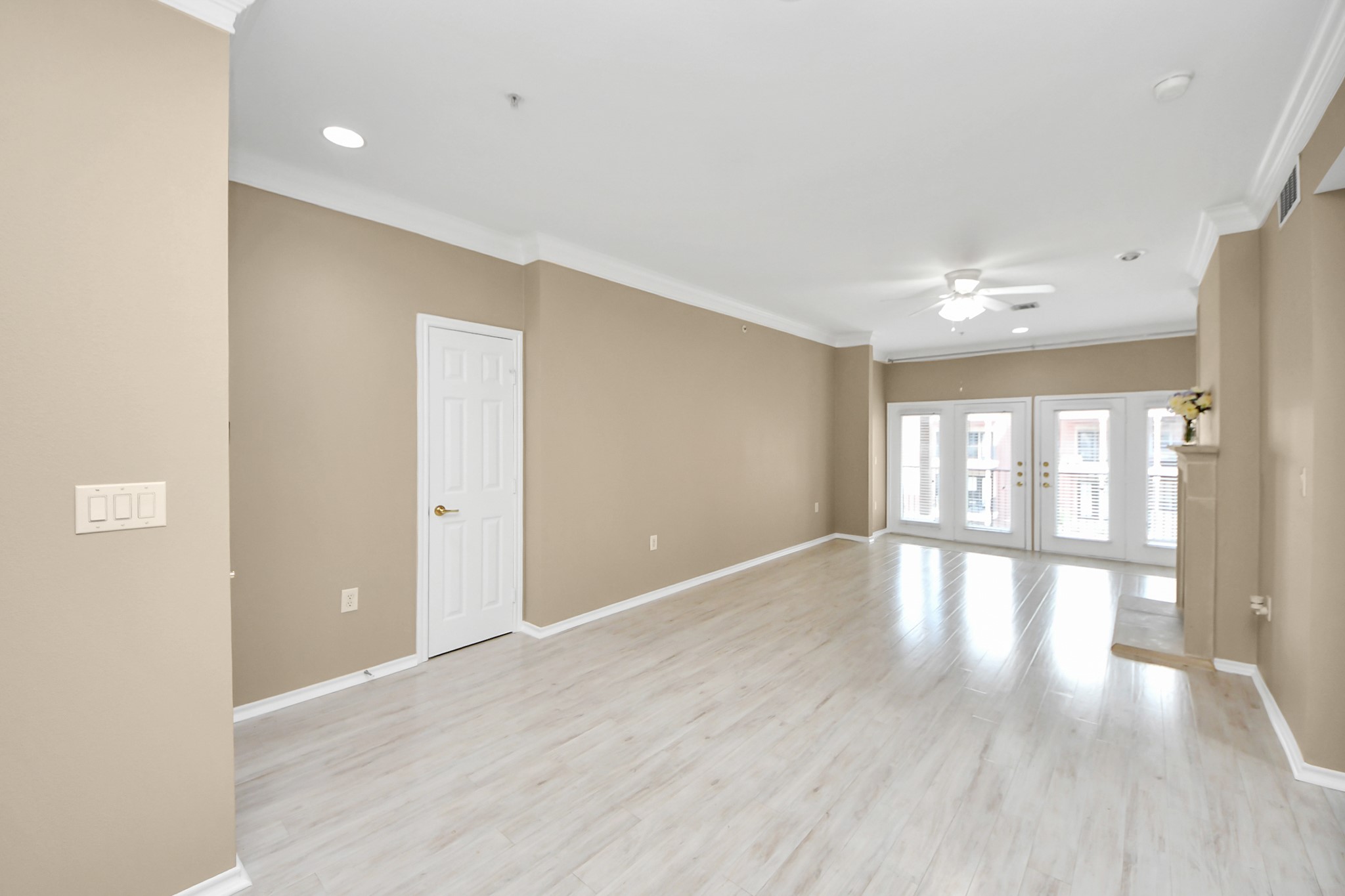 2400 McCue Road, Unit 333 Houston, TX 77056 - Photo 9 of 50 a view of an empty room with wooden floor and a window