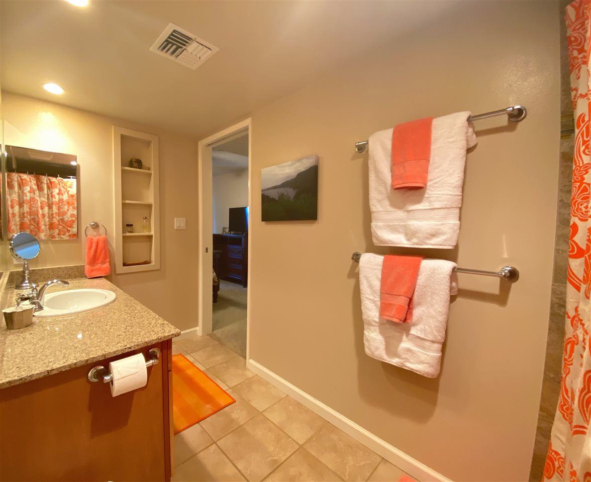 44 Kanani Road, Unit 2202 Kihei, HI 96753 - Photo 18 of 30 a bathroom with a sink and mirror