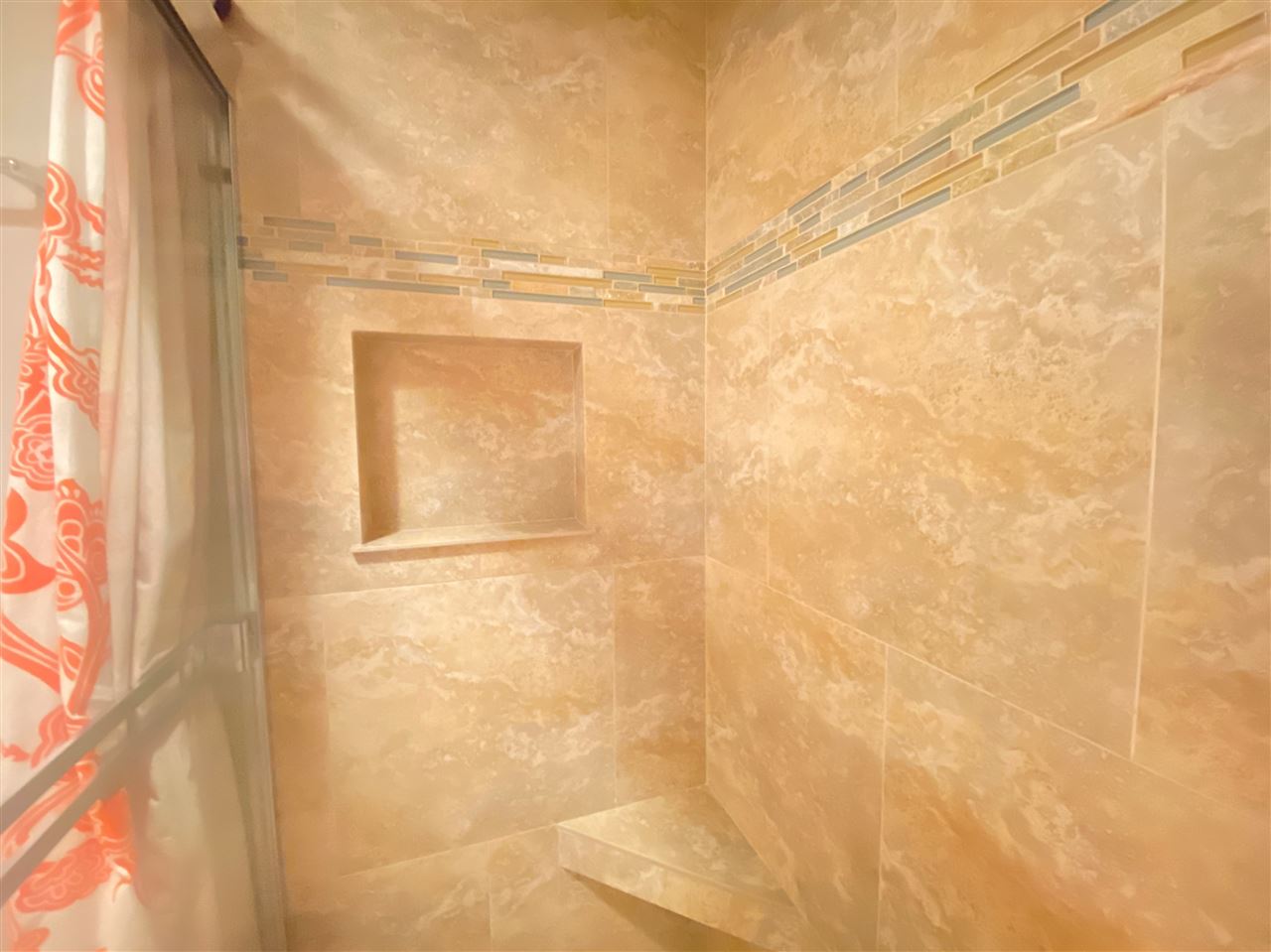44 Kanani Road, Unit 2202 Kihei, HI 96753 - Photo 19 of 30 a bathroom with a window