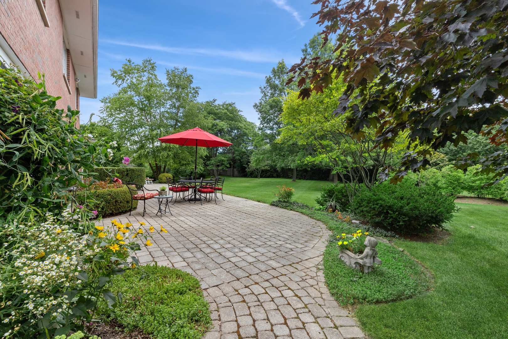 390 South Basswood Road Lake Forest, IL 60045 - Photo 28 of 38 a garden view with a seating space